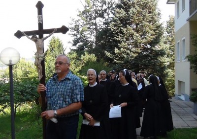 Erste Profess von Schwestern Elisabeth und Bernadette und 50. Jubiläum von Sr. Ksenija - Feierliche Prozession Eingang am 15.08.2013 in Graz