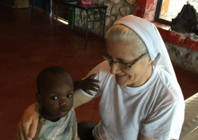 Schwester Mirjam Filipović mit einem haitianischen Kind in Port au Prince