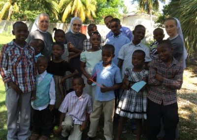 Schwester Mirjam Filipović mit Kindern in Haiti