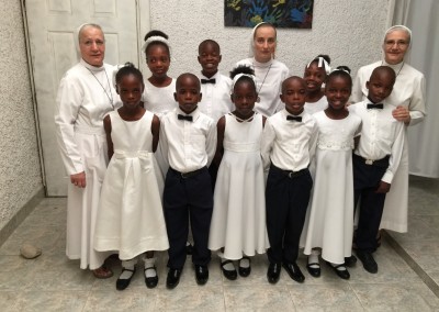 Schwester Mirjam Filipović mit Kommunionkindern in Haiti