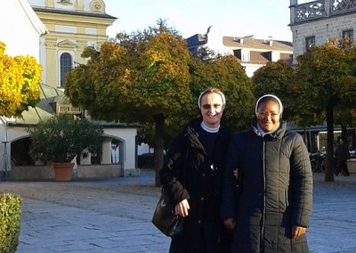 Sr Agnes und Sr Bernadette von den Dienerinnen Christi bei der Wallfahrt in Altötting